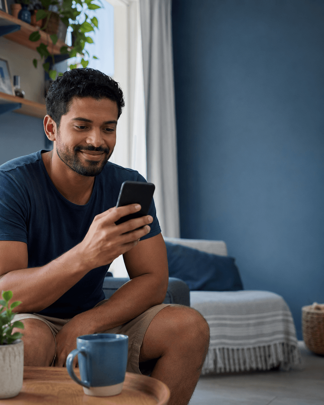 Pessoa organizando as finanças pessoais pelo celular em casa